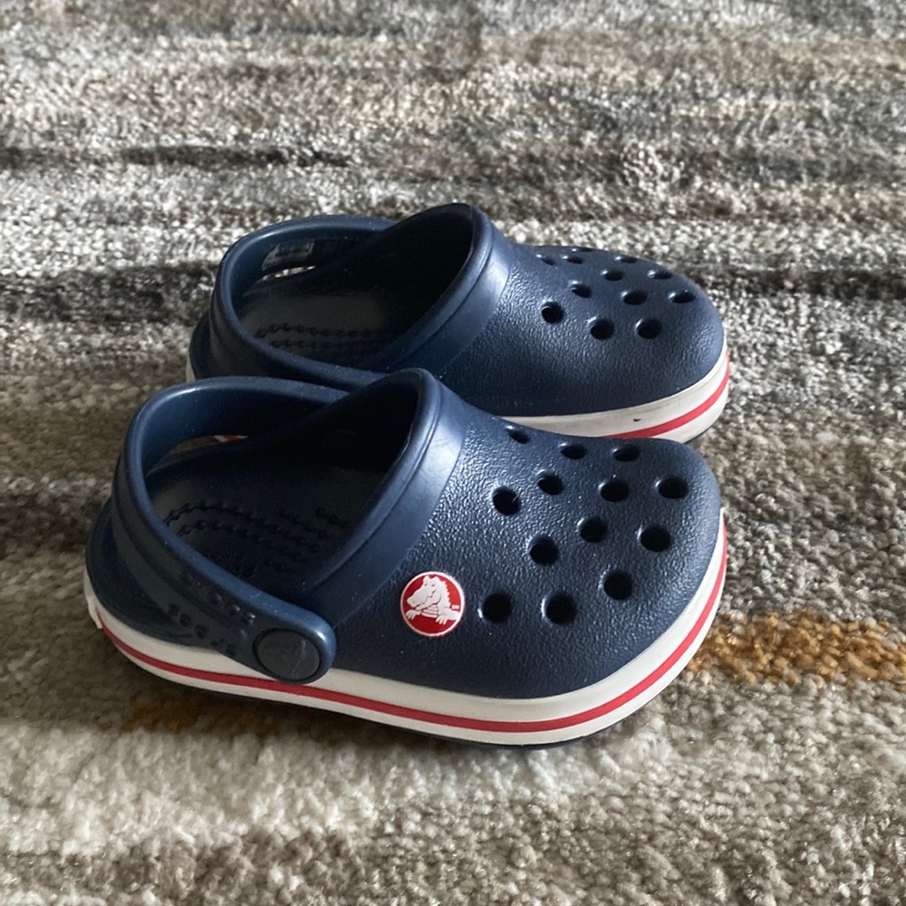 Infant crocs size 4C